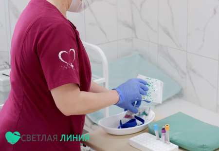 Врач собирается ставить капельницу
